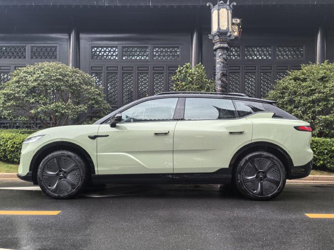 2023 Lantu Zhiyin Review: Stylish Mid-Size Electric SUV with Impressive Tech