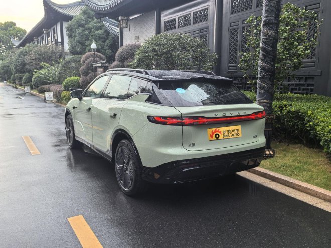 2023 Lantu Zhiyin Review: Stylish Mid-Size Electric SUV with Impressive Tech