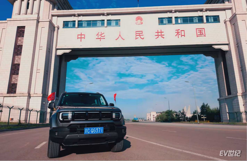 Celebrating 75 Years: Beijing BJ40 Shines at National Gates Event