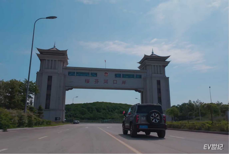 Celebrating 75 Years: Beijing BJ40 Shines at National Gates Event