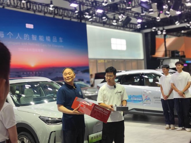 Geely Unveils Innovations at Taizhou Auto Expo: Driving Smart Mobility Forward