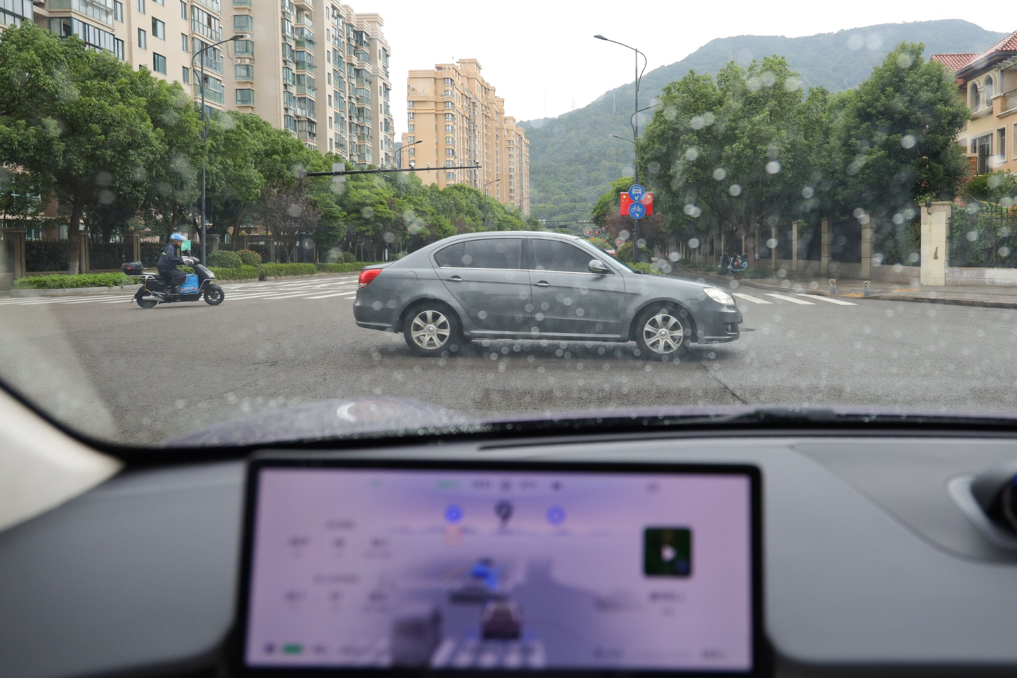 Experience the Huawei Zhijie R7: A Game-Changer in Smart SUVs