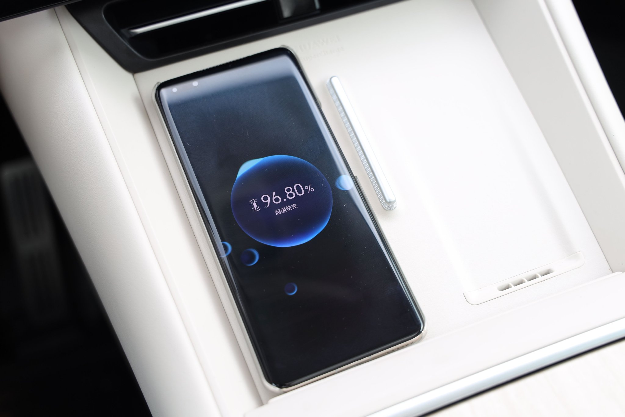 Experience the Huawei Zhijie R7: A Game-Changer in Smart SUVs