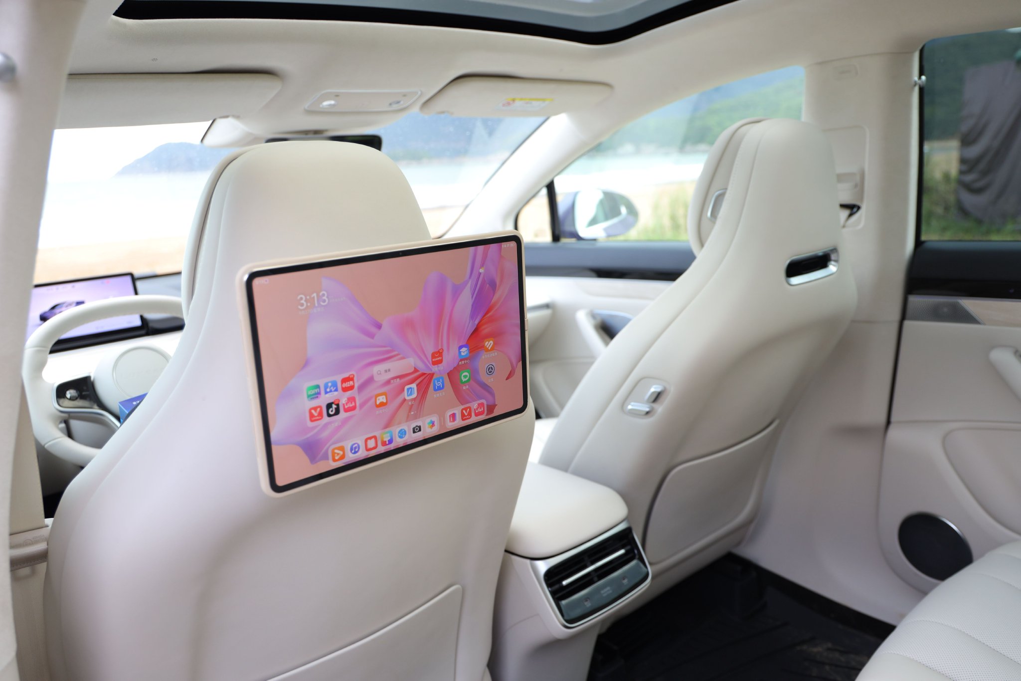 Experience the Huawei Zhijie R7: A Game-Changer in Smart SUVs