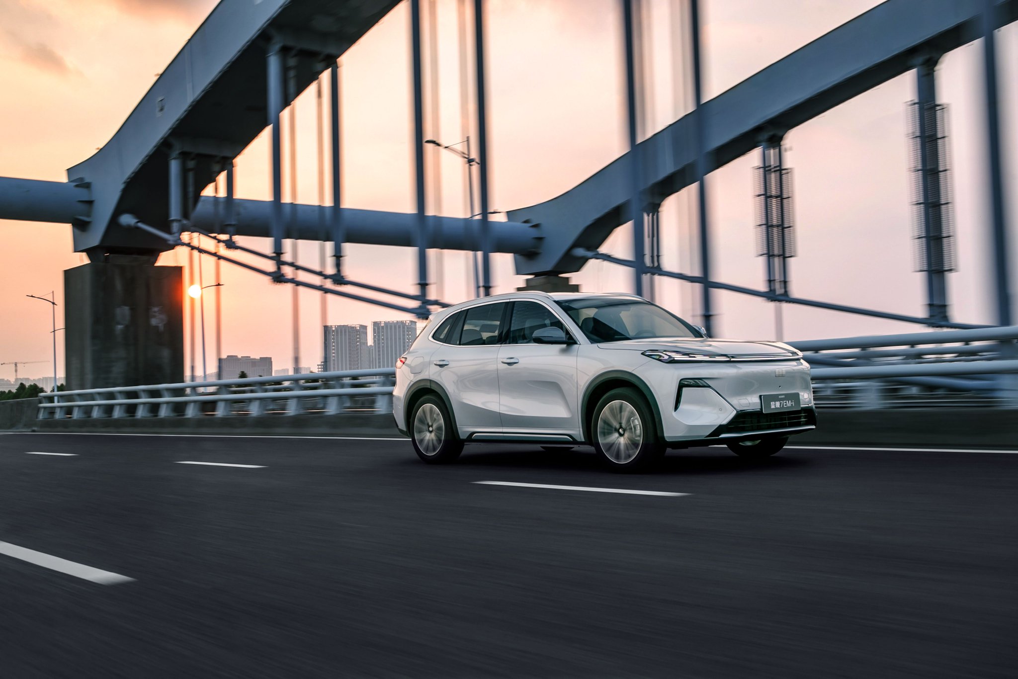 Discover the Geely Galaxy Starship 7 EM-i: The Future of Hybrid SUVs