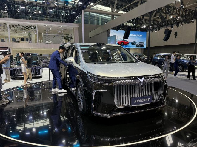 Discover the Lantu Dreamer Qian Kun: Huawei-Powered MPV at Guangzhou 2024