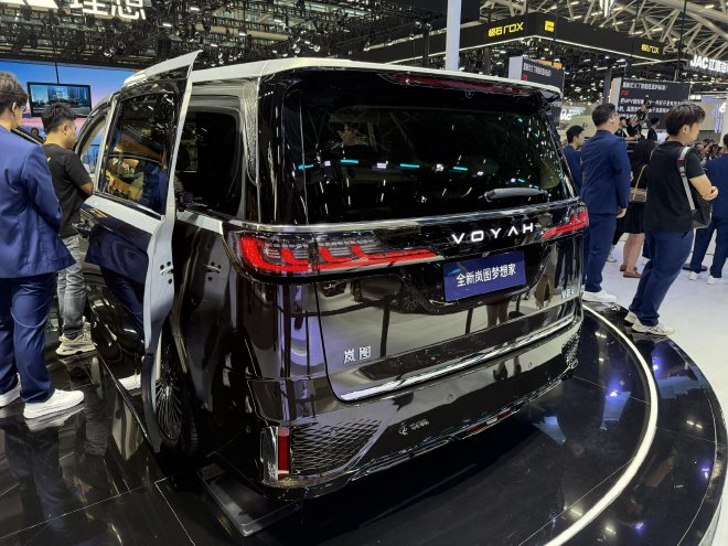 Discover the Lantu Dreamer Qian Kun: Huawei-Powered MPV at Guangzhou 2024