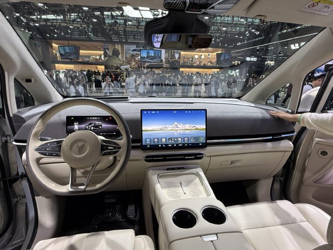 Discover the Lantu Dreamer Qian Kun: Huawei-Powered MPV at Guangzhou 2024