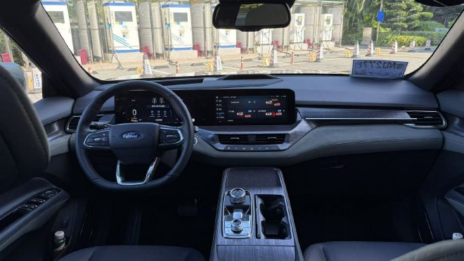 Discover the Ford Lingyu PHEV: Fast Charging, Fuel Efficiency & Power!