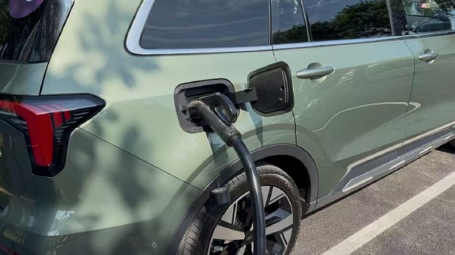 Discover the Ford Lingyu PHEV: Fast Charging, Fuel Efficiency & Power!