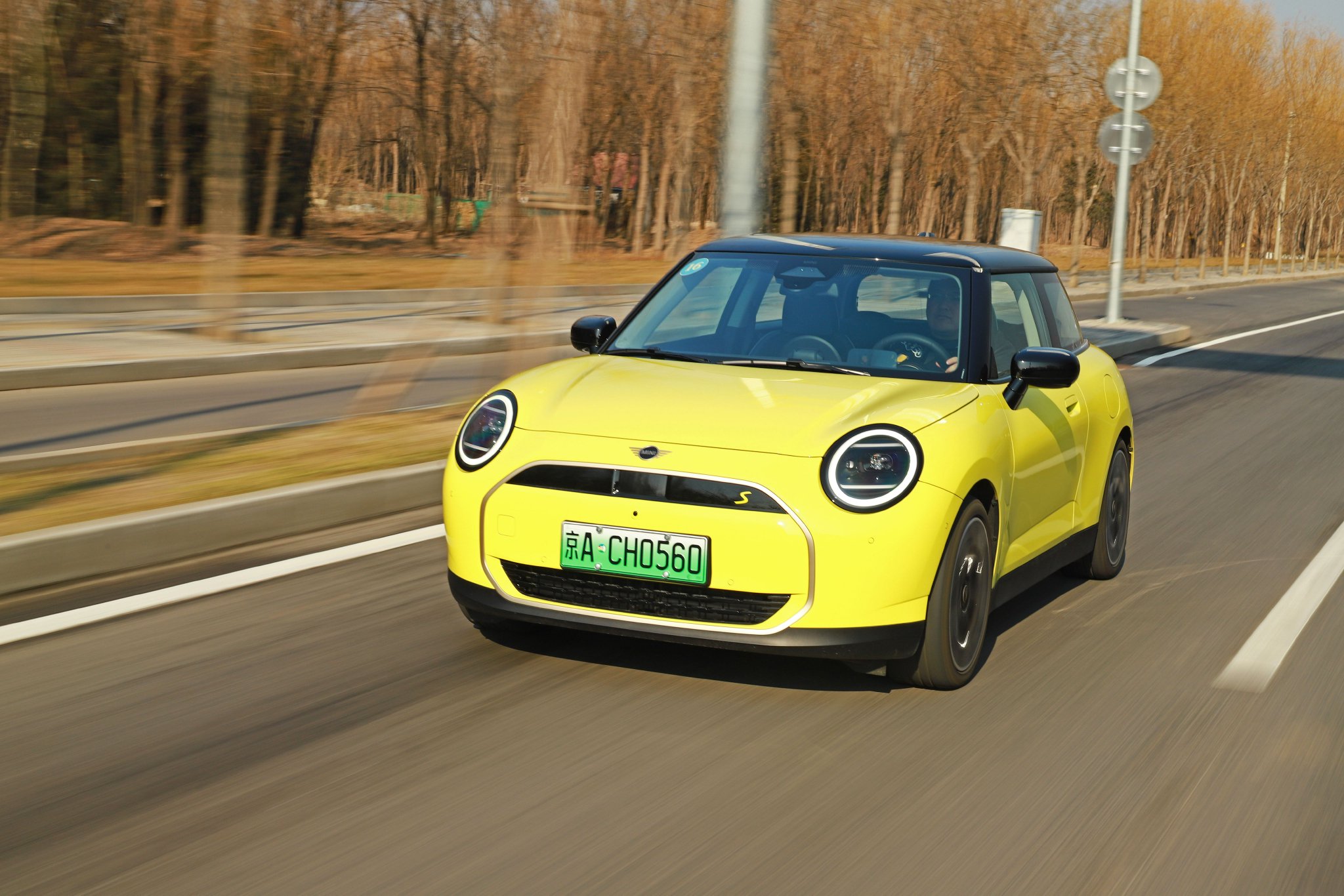 Discover the Electric MINI COOPER: Classic Charm Meets Modern Innovation