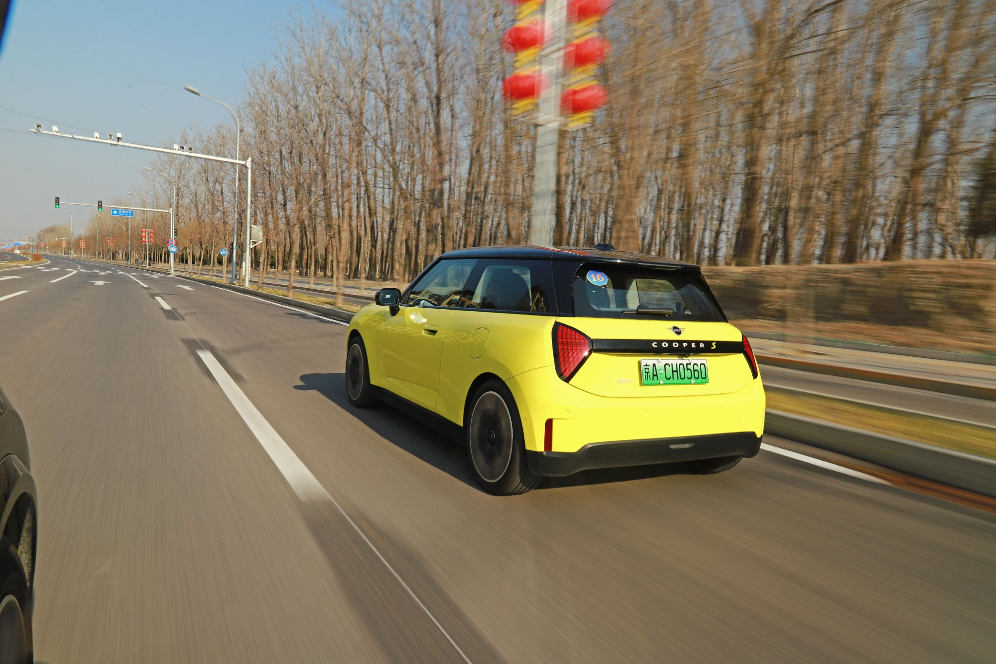 Discover the Electric MINI COOPER: Classic Charm Meets Modern Innovation