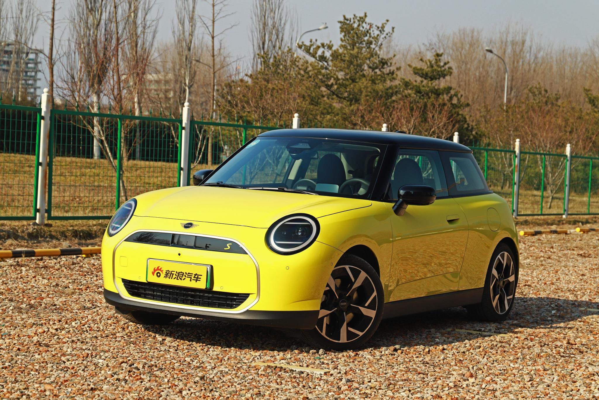 Discover the Electric MINI COOPER: Classic Charm Meets Modern Innovation