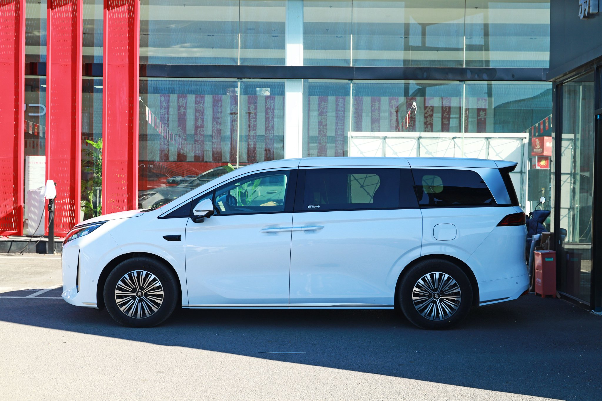 Discover the BYD Xia: A Game-Changing MPV with Smart Driving Features