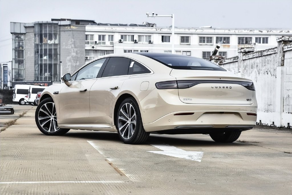 Zhijie S7 vs Avita 12: Stylish Mid-Sized Electric Cars Compared