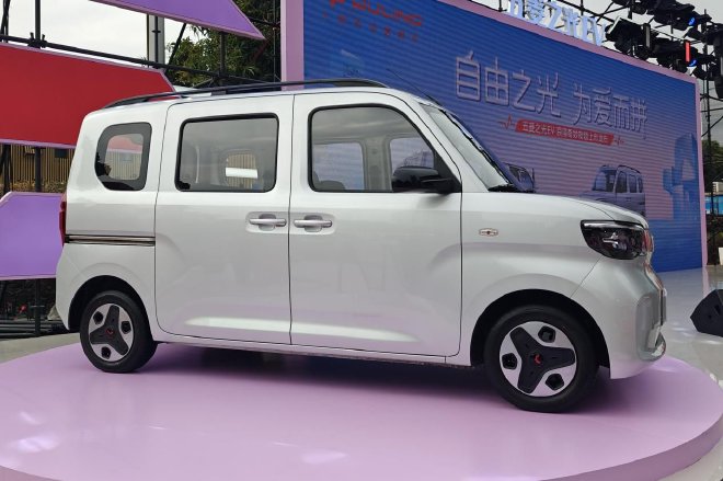 Wuling Hongguang EV: The Transformable Cube for Urban Efficiency