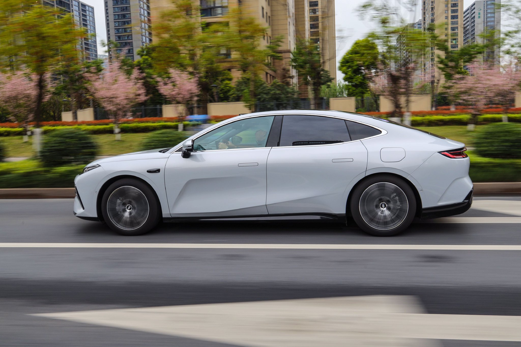 Discover the Geely Galaxy Star 8: Luxury Hybrid Sedan with Impressive Specs