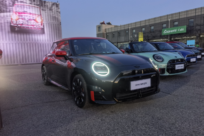 Unveiling the Electric MINI JCW & ACEMAN: Sporty Upgrades & Performance!