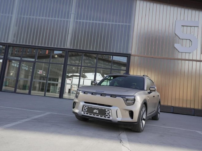 Discover the Smart #5: Luxury, Performance, and Long-Range Adventure