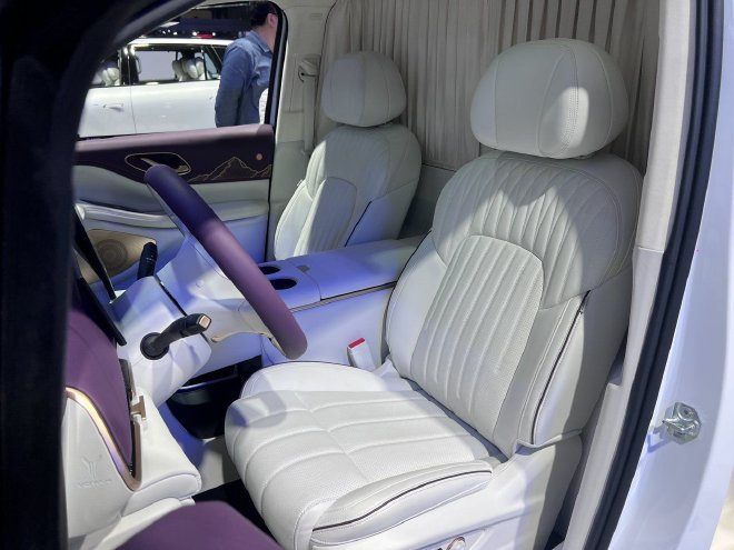 Discover Luxury: Lantu Dreamer·Shanhe Edition Unveiled at Shanghai Auto Show