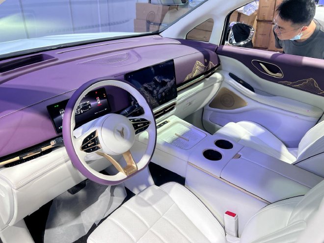 Discover Luxury: Lantu Dreamer·Shanhe Edition Unveiled at Shanghai Auto Show