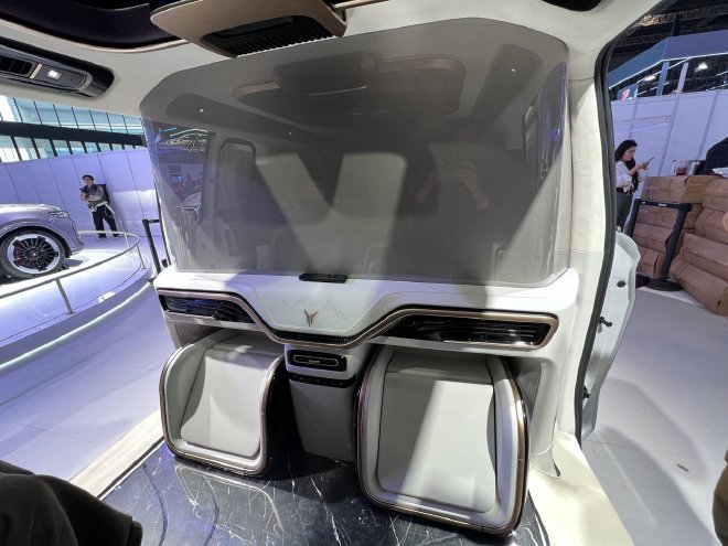 Discover Luxury: Lantu Dreamer·Shanhe Edition Unveiled at Shanghai Auto Show