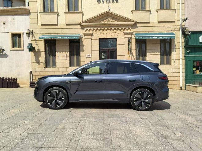 Test Driving BYD's Flagship Models: Han L vs. Tang L - A Comprehensive Review