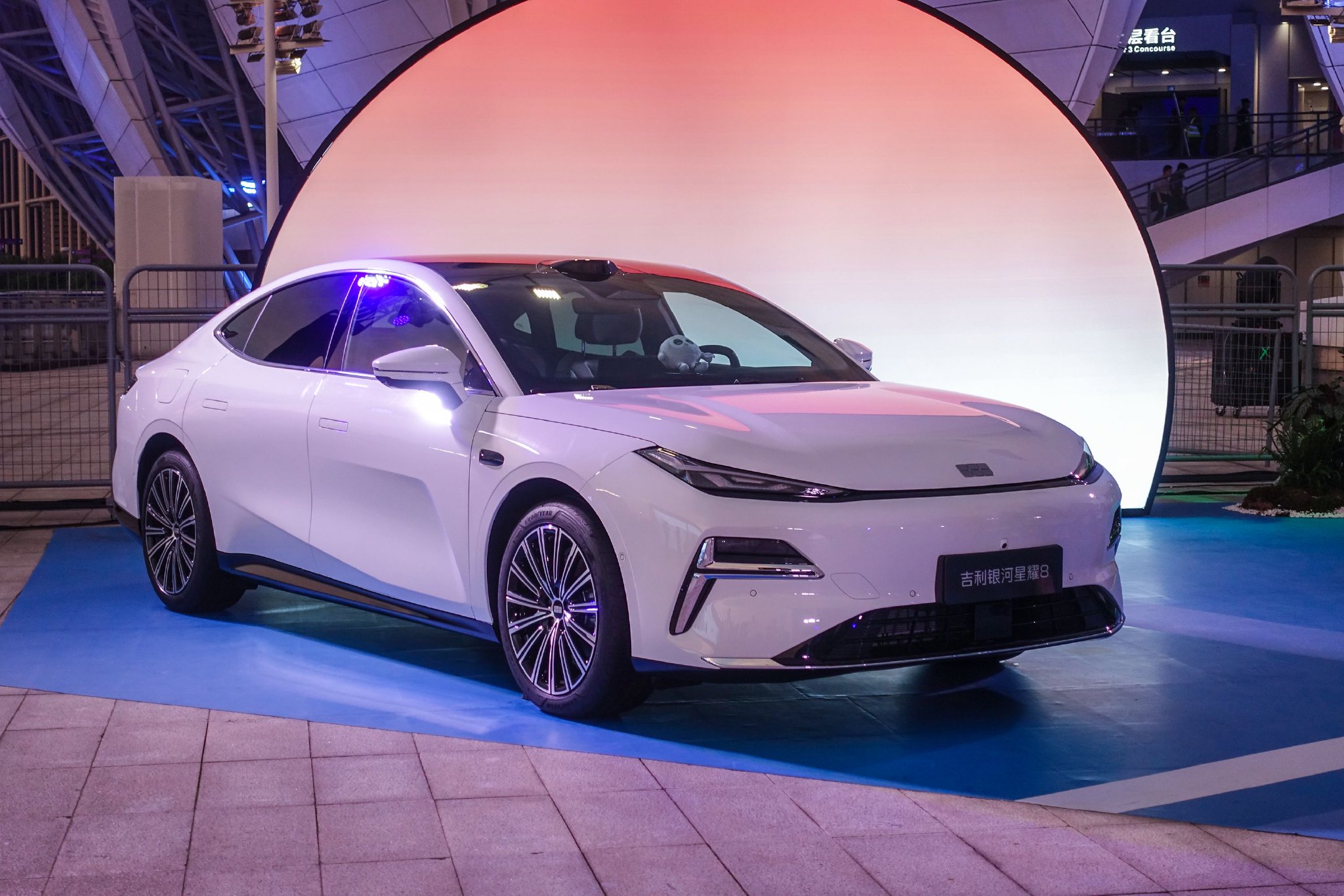 Discover the Geely Galaxy Star 8: Luxury Hybrid Sedan with Smart Features