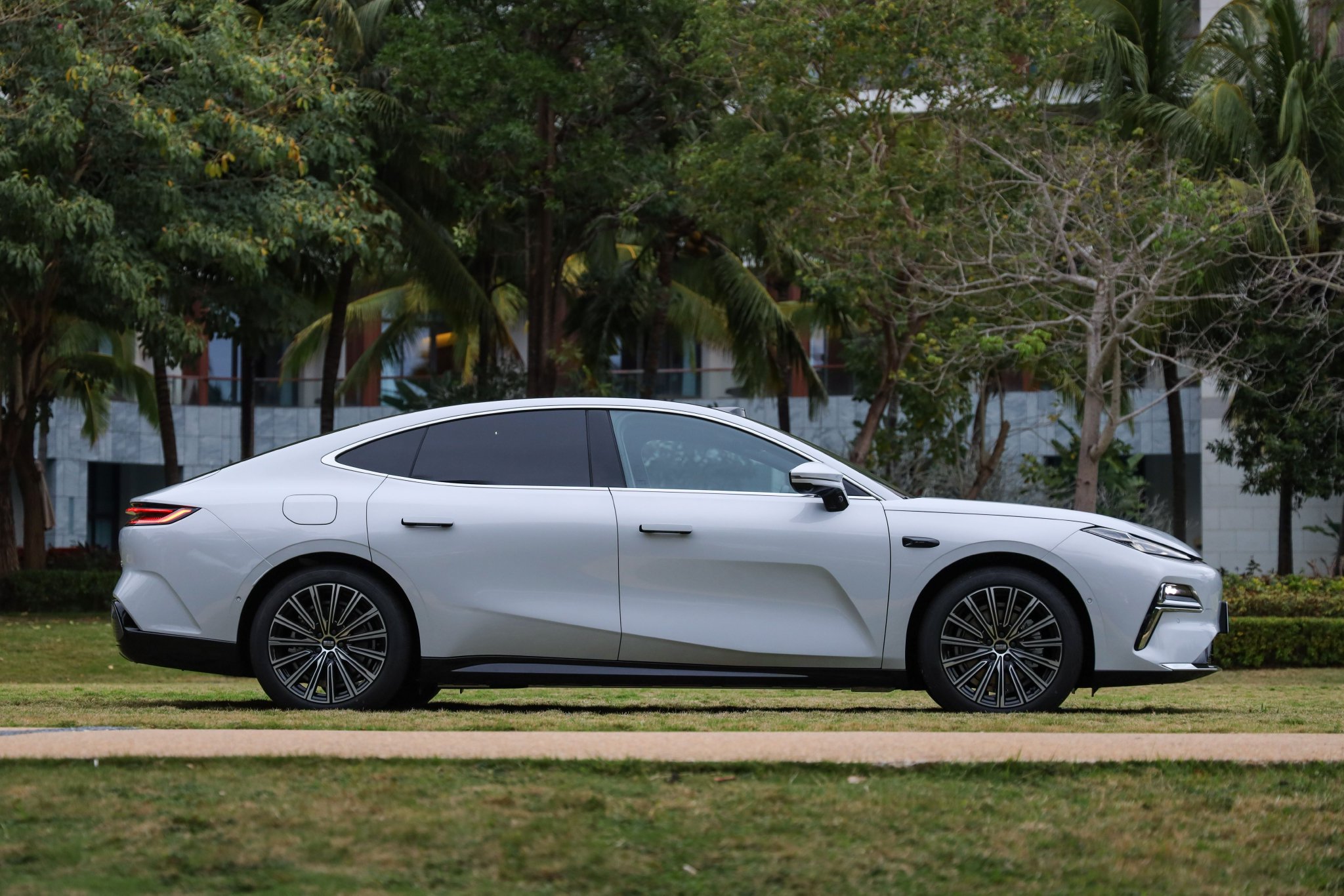 Discover the Geely Galaxy Star 8: Luxury Hybrid Sedan with Smart Features