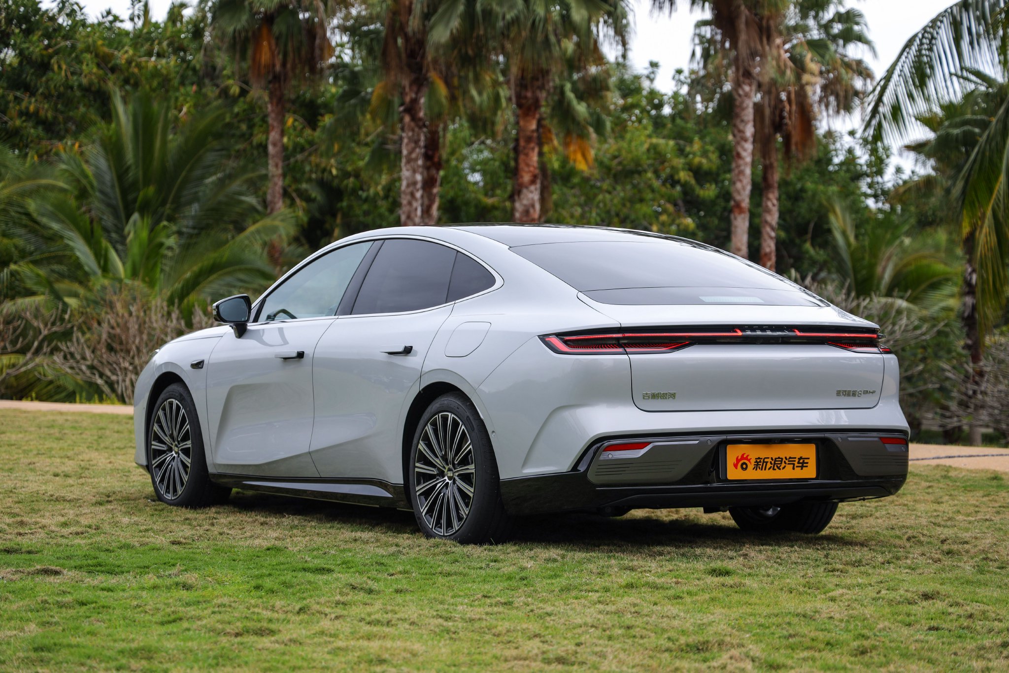 Discover the Geely Galaxy Star 8: Luxury Hybrid Sedan with Smart Features