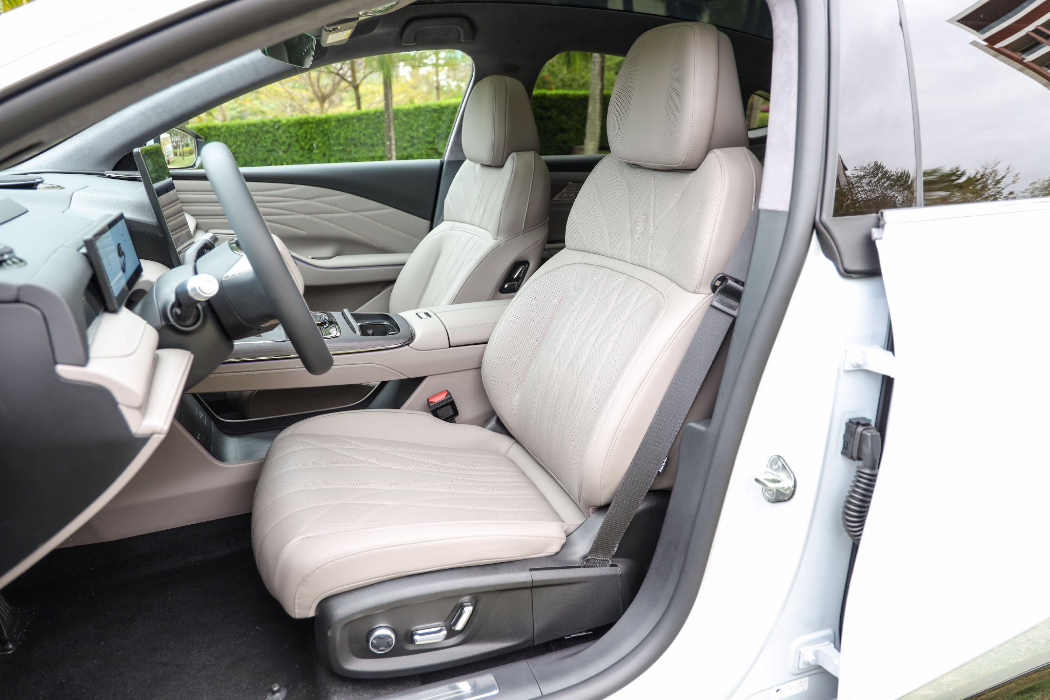 Discover the Geely Galaxy Star 8: Luxury Hybrid Sedan with Smart Features