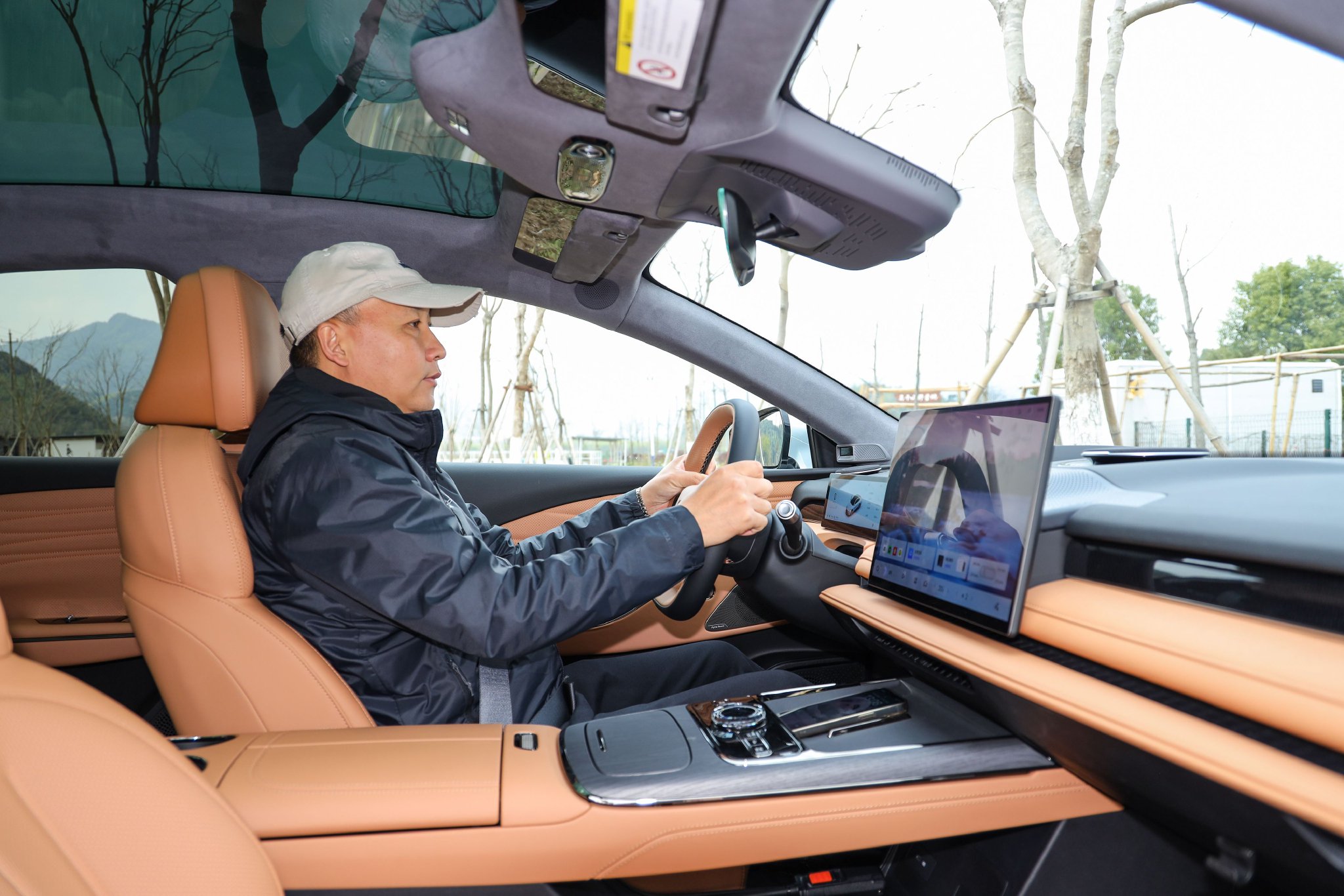 Discover the Geely Galaxy Star 8: Luxury Hybrid Sedan with Smart Features