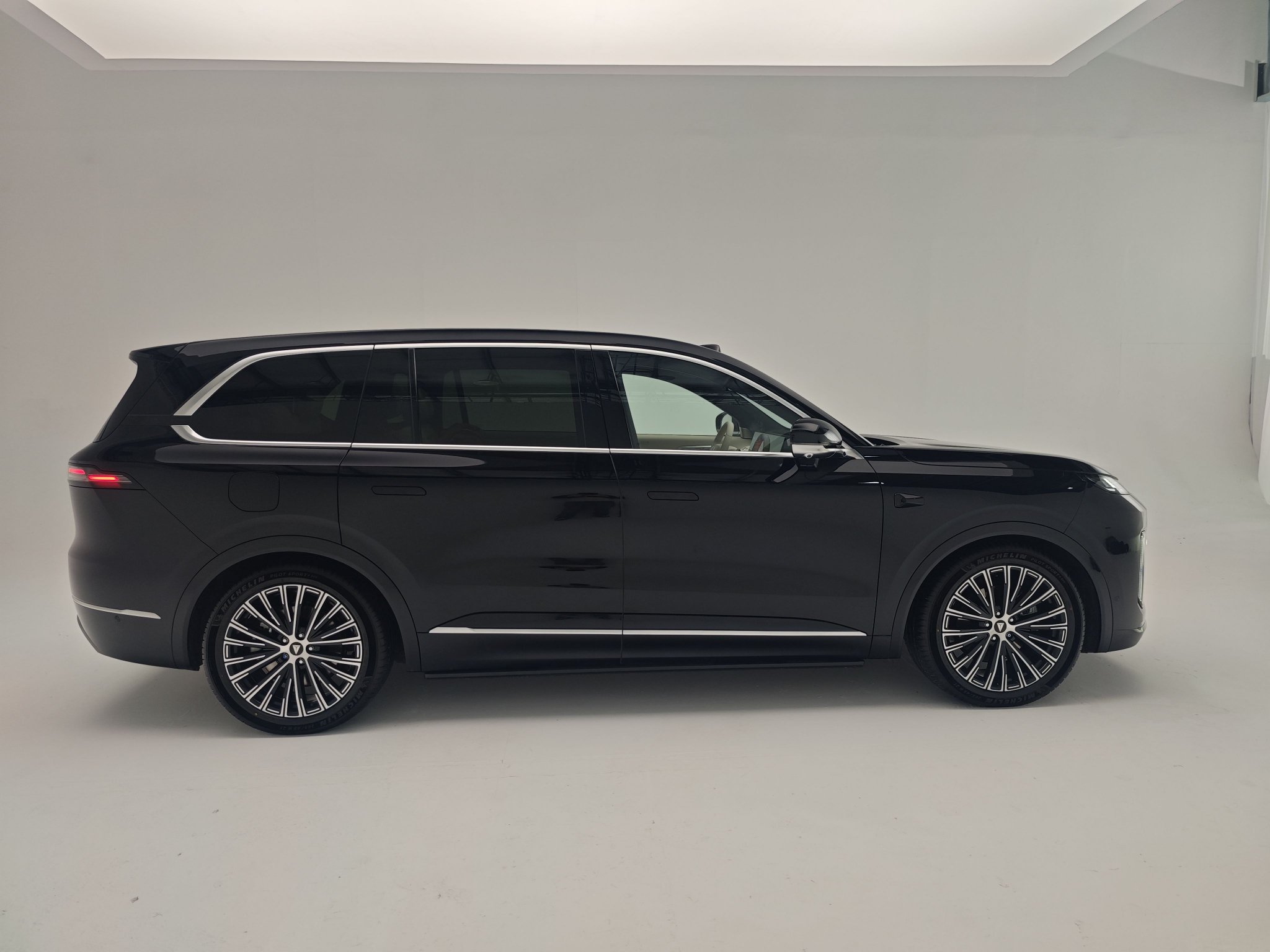 Discover the Deep Blue S09: A Game-Changing Smart SUV Launching 2025