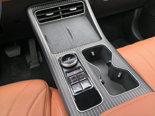 Discover the Dynamic Fifth-Generation Chery Tiggo 8: Tiger vs. Leopard