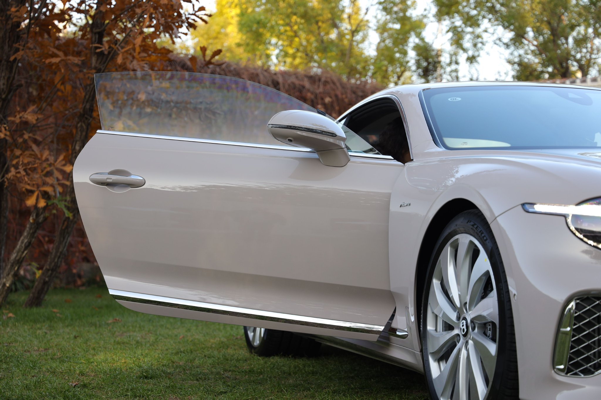 Discover the Luxurious Bentley Continental GT Azure: Performance Meets Elegance