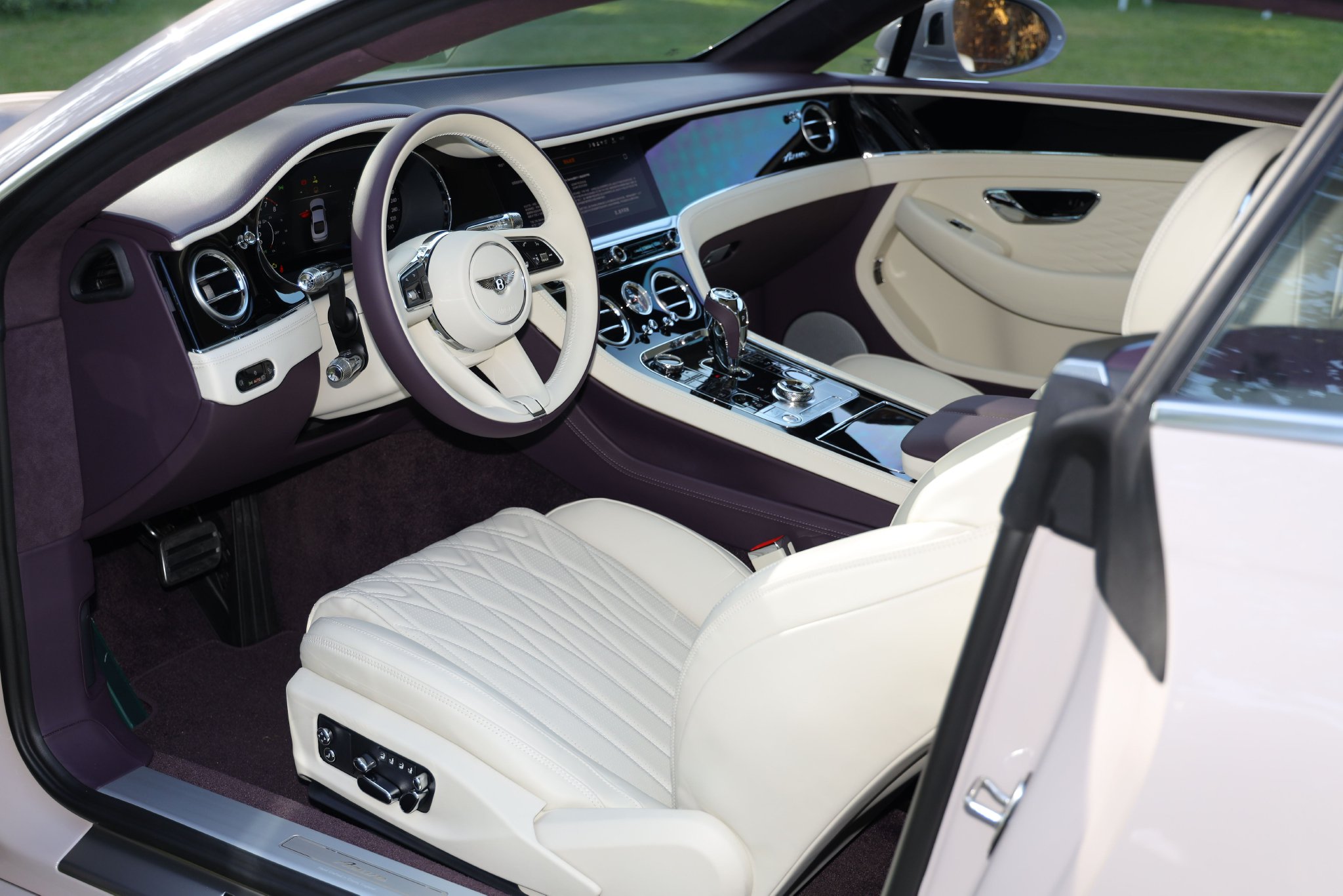 Discover the Luxurious Bentley Continental GT Azure: Performance Meets Elegance