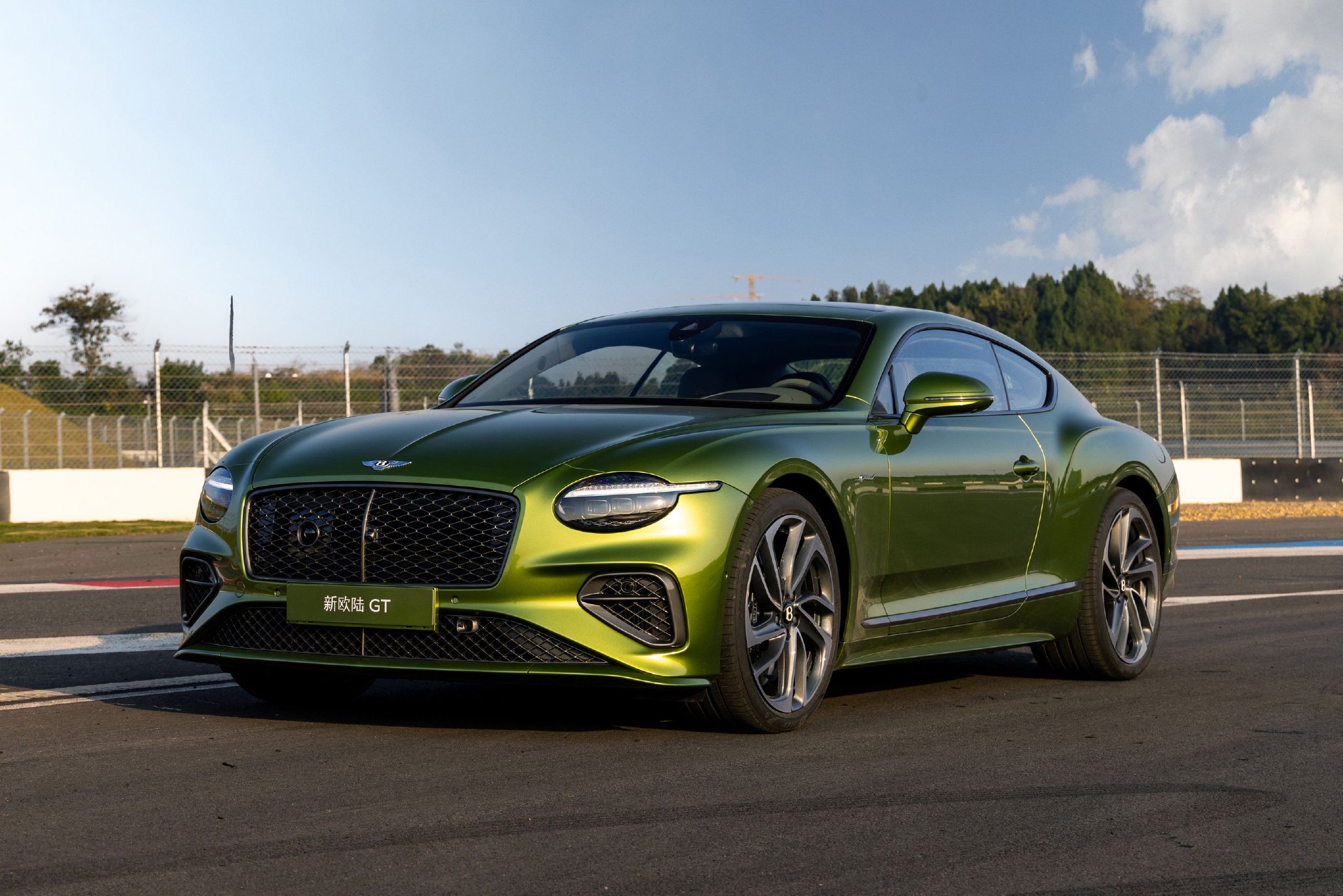 Discover the Luxurious Bentley Continental GT Azure: Performance Meets Elegance