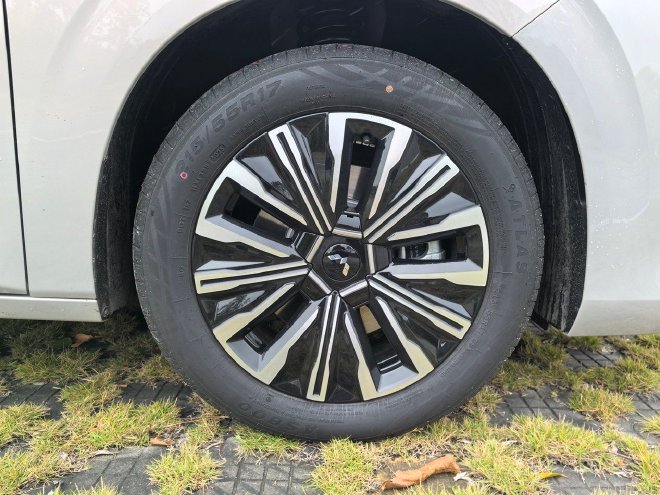 Discover the Wuling Xingguang 730: A Versatile MPV with Hybrid Power Options