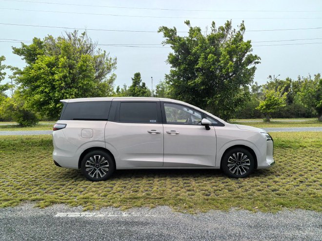 Discover the Wuling Xingguang 730: A Versatile MPV with Hybrid Power Options